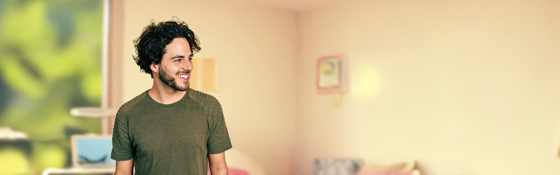 Lächelnder junger Mann mit dunklen Haaren im T-Shirt