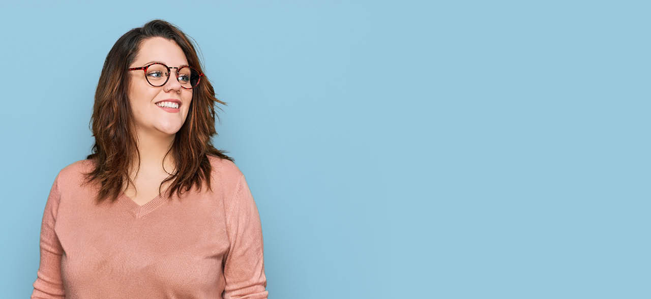 eine Frau mit Brille auf ihrem Gesicht vor blauem Hintergrund