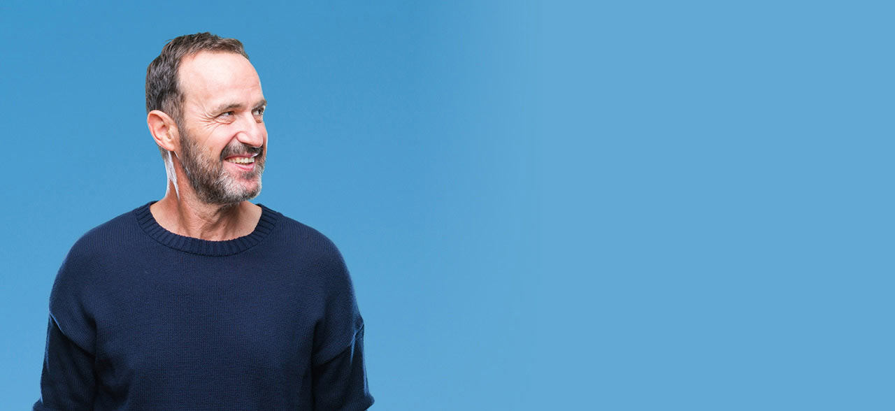 ein Mann mit Bart und blauem Pullover