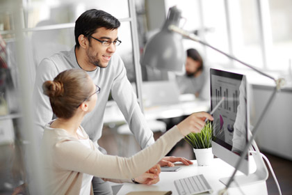 ein Mann und eine Frau, die an einem Schreibtisch arbeiten