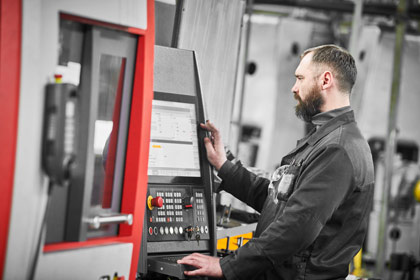 ein Mann, der an einer Maschine arbeitet