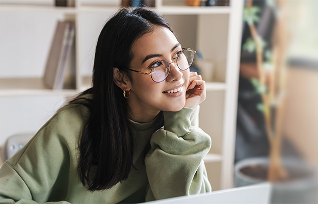 eine Frau sitzt an einem Schreibtisch mit einem Laptop