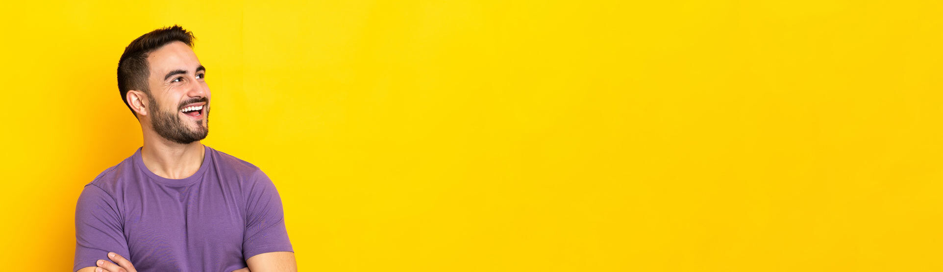 ein Mann mit Bart und Bart, stehend vor einem gelben Hintergrund