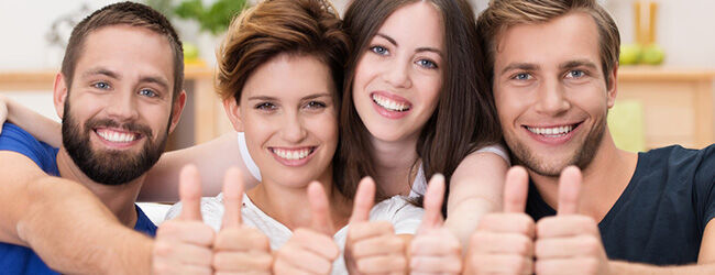 eine Gruppe von Menschen, die mit Daumen hoch machen