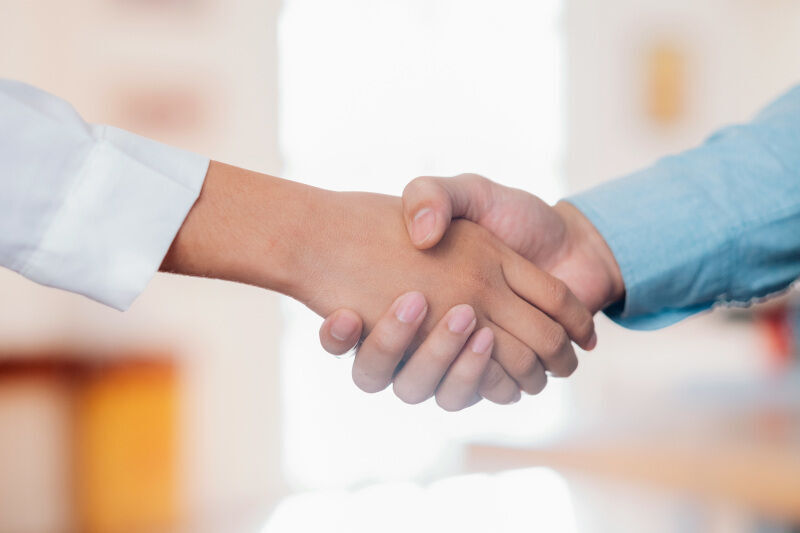 Handschlag zwischen Geschäftsleuten: Zwei Hände besiegeln die neue Kooperation.