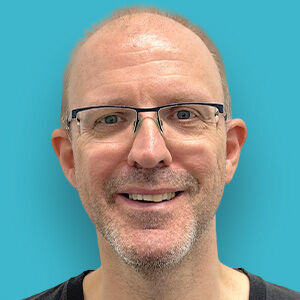 ein Mann mit Brille und einem schwarzen Hemd