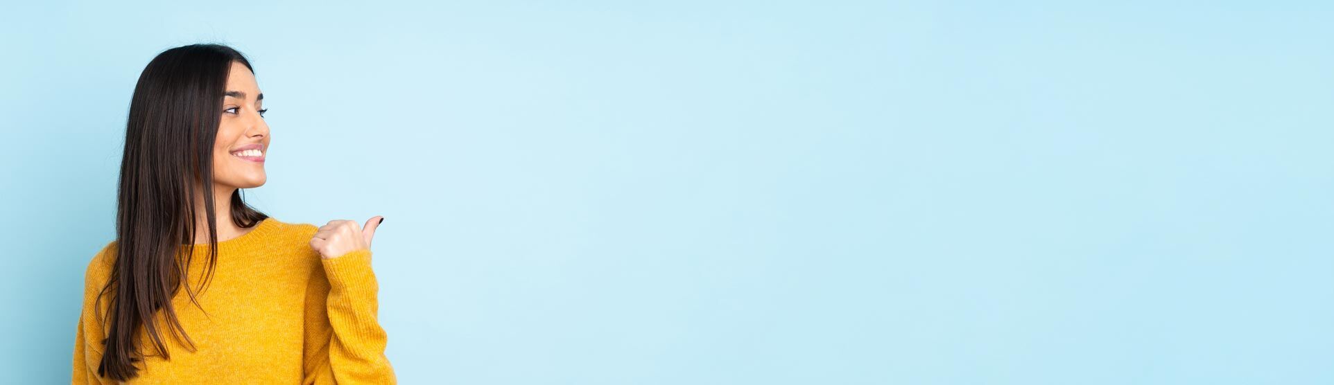 junge Frau zeigt auf die Seite mit Finger