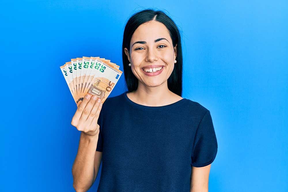 eine Frau, die Geldscheine in ihren Händen hält
